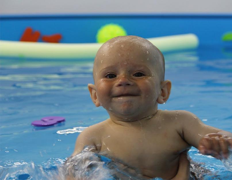 طفل الغوص.  دروس السباحة للرضع