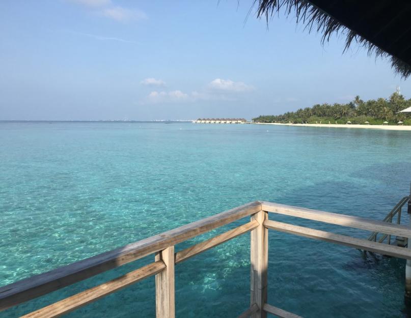 Vilos Maldyvuose yra puikus pasirinkimas patogiai viešnagei.  Bungalas ant vandens Maldyvuose