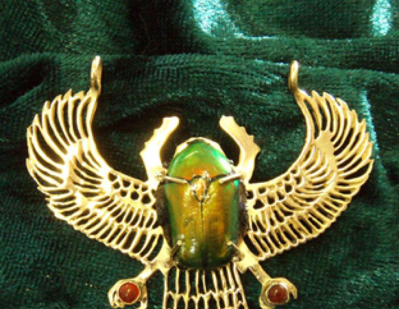 A szkarabeusz egy szent bogár az ókori Egyiptomból.  Szent szkarabeusz.  szent szkarabeusz bogár