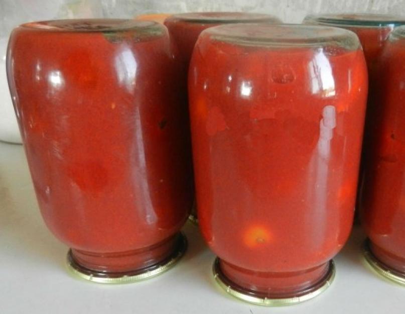 تدور الطماطم الشتوية في عصيرها الخاص.  الطماطم في عصيرها لفصل الشتاء - الطماطم في الطماطم.  وصفة الطماطم في عصير خاص في جرار لتر