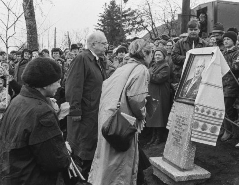Biografía de Yulia Leonidovna Khrushchev.  ¿Qué se sabe sobre Yulia, la nieta de Nikita Khrushchev?  ¿Por qué Jruschov adoptó a su propia nieta?