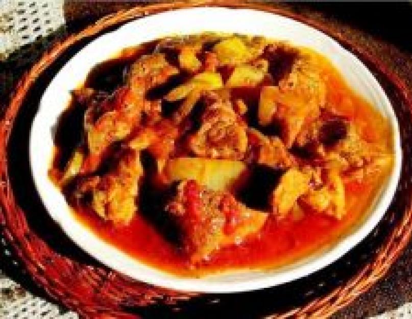 चिकन पोर्कोल्ट.  पोर्कोल्ट (लाल शिमला मिर्च के साथ हंगेरियन मांस स्टू) पोर्कोल्ट एक हंगेरियन व्यंजन है