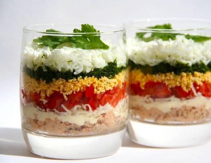 Tonhalkonzerv saláta tojással és friss uborkával.  Saláta lehetőségek konzerv tonhal Tonhalkonzerv saláta tojással