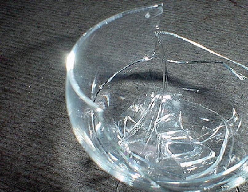 Разбитые банки. Разбитая стеклянная посуда. Разбитая стеклянная ваза. Разбитый салатник. Разбитая стеклянная тарелка.