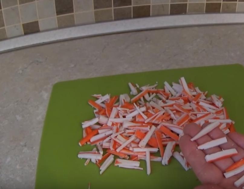 Показать салаты с крабовыми палочками. Как сделать салат «Крабовые палочки» – традиционный рецепт
