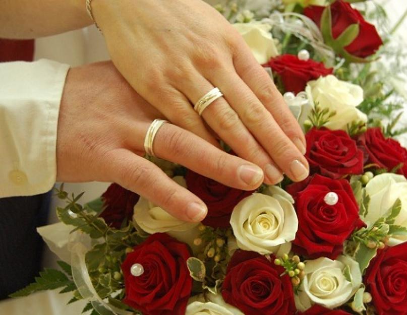 لماذا تحلم بخاتم الزواج.  لماذا تحلم خواتم الزفاف غير المتزوجين