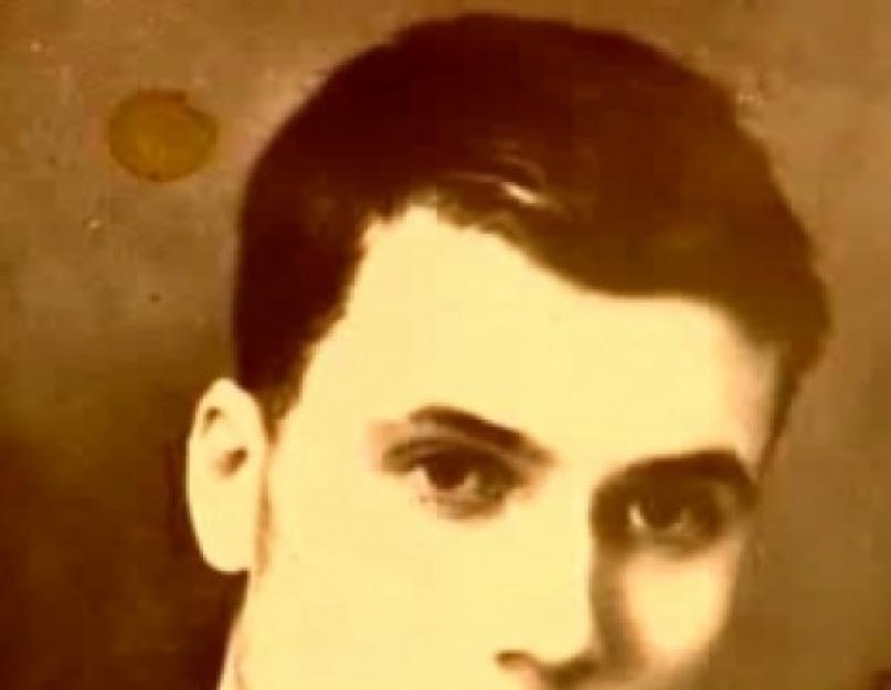 في أي عام ولد تشيكاتيلو؟  Chikatilo هو واحد من أكثر المجانين المتعطشين للدماء في الاتحاد السوفياتي.  بأثر رجعي.  كان عاجزا ، لكنه أطلق سراحه جنسيا بقتل الناس.