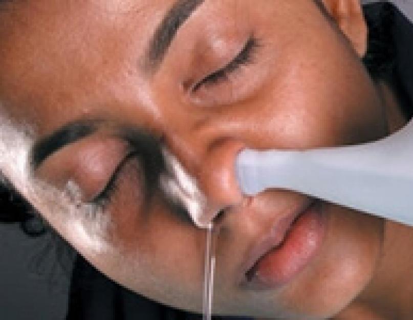 Как прочистить нос в домашних. Трубка для промывания носа. Объемное промывание полости носа физ раствором лежа. Как промыть пазухи носа. Прочищение носа.