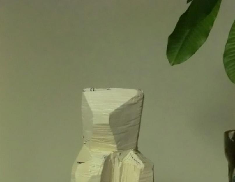 Lokio su lašiša skulptūros kūrimo procesas.  Medinė piramidė mažas baltasis lokys Baltasis lokys pagamintas iš medžio