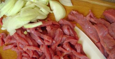 Hrskavi pirinač sa mesom i povrćem