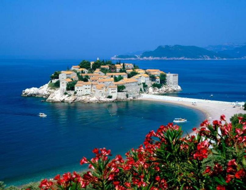Montenegró szeptember elején vélemények.  Montenegrói strandok szeptemberben.  Ez a legjobb alkalom a kikapcsolódásra!  Petrovac egy környezetbarát üdülőhely Montenegróban