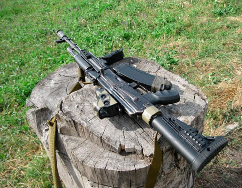افضل كلاش ام 16.  أيهما أفضل - AK أم M16؟  بندقية آلية M16