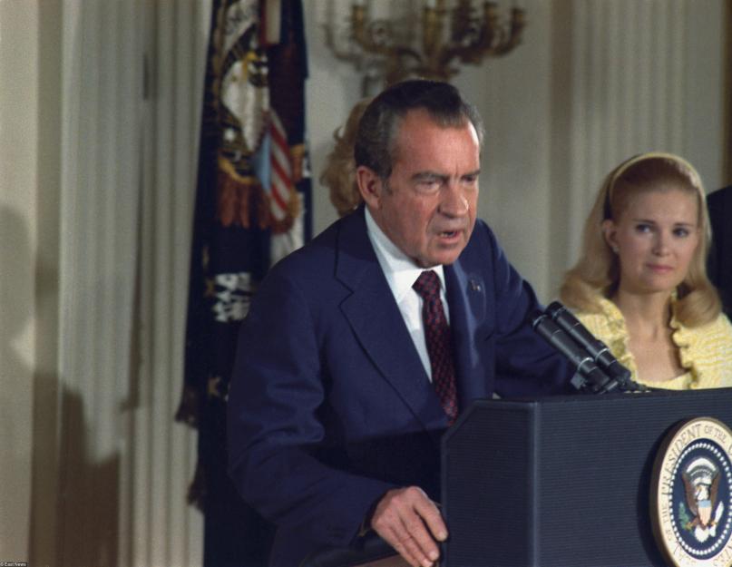 A Watergate-botrány az elnök lemondásához vezetett.  Watergate-botrány és következményei?  (mi a botrány lényege és hogyan hatott az Egyesült Államok történelmére)? .  Mi esett ki a mély torokból