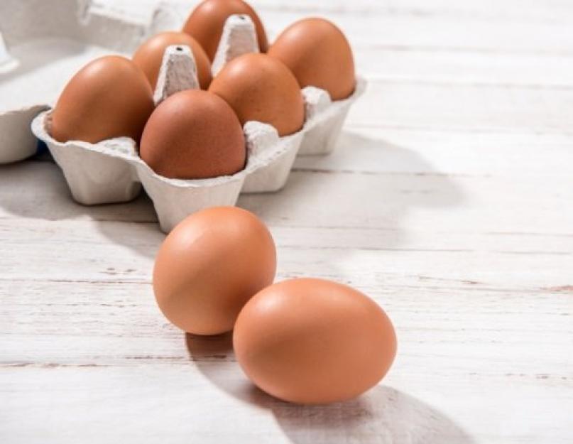 كم تزن بيضة واحدة بدون قشرة.  كم تزن بيضة الدجاج؟  أثقل بيض دجاج في التاريخ