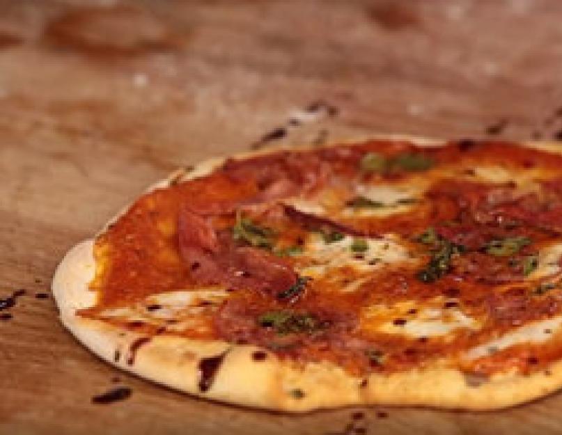 Pizza három feltéttel.  Pizza tészta Jamie Olivertől Pizza 4 sajt recept Jamie Olivertől