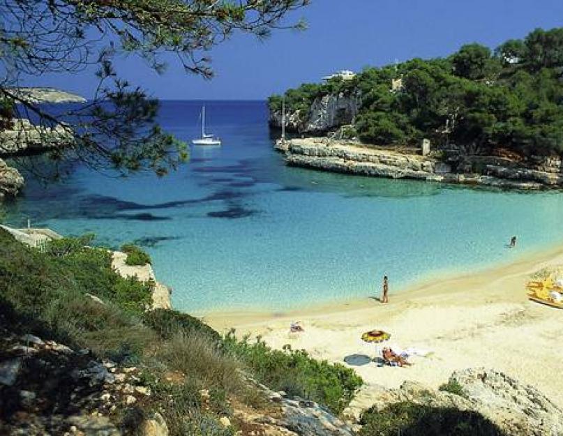 Csodálatos mallorcai turisztikai áttekintés mallorcáról.  Mallorca, Baleár-szigetek, Spanyolország Hőmérséklet Mallorcán májusban