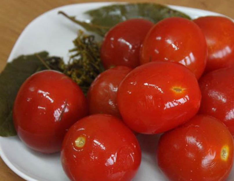 Pomidorai su krienais ir česnaku.  Kaip marinuoti pomidorus stiklainiuose - paprasti receptai žiemai Skaniausių sūdytų pomidorų receptas