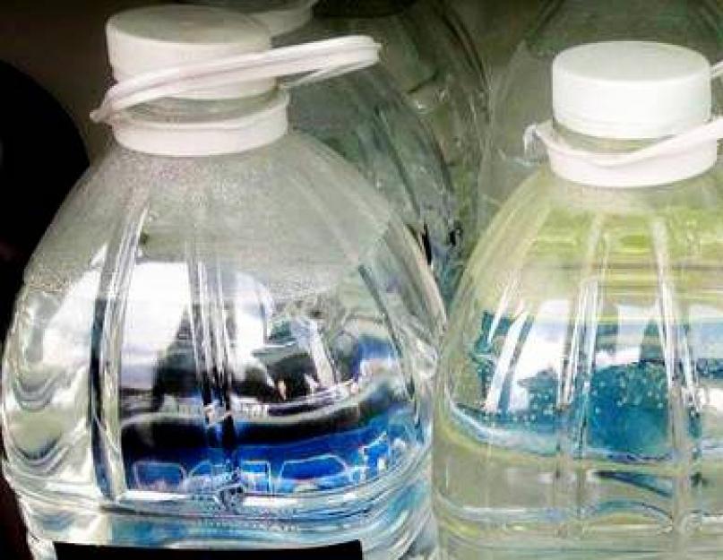 Почему позеленела вода. Зеленеет вода в бутылях. Вода зацвела в бутыли. Бутылка с позеленевшей водой. Питьевая вода в бутылках зеленеет.