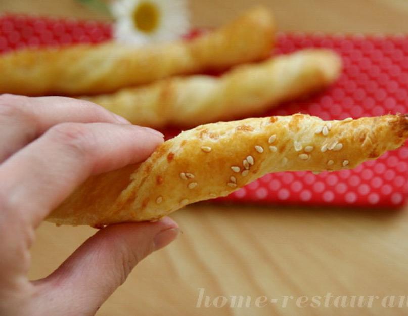 Bâtonnets de fromage en pâte feuilletée au sésame et à l'ail.  Bâtonnets de fromage en pâte feuilletée au sésame Recette pâte feuilletée sur bâtonnet