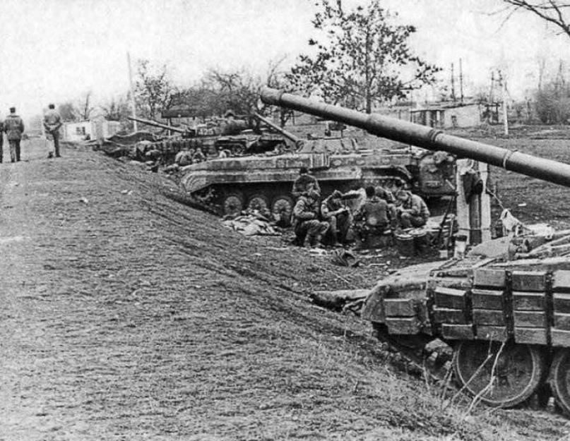 T-80 pasirodė visiška katastrofa.  Tankai Čečėnijos kare T 90 Čečėnijos kare