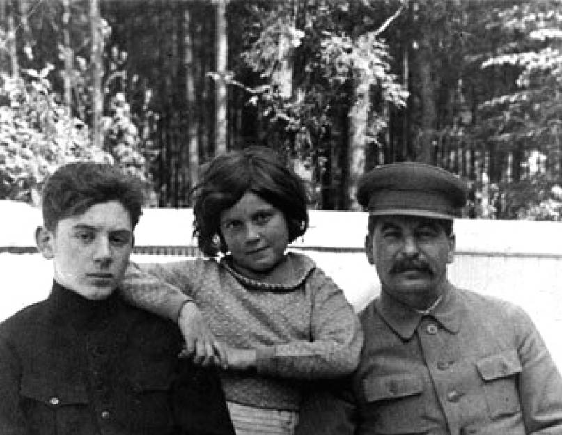 Vannak-e Sztálinnak élő rokonai?  Vaszilij Sztálin: életrajz.  Magánélet, feleségek, gyerekek.  A vezető szerencsés fia