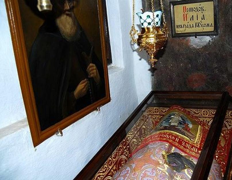 Miért hazudik az egyház a szent ereklyékről?  Hogyan fordult meg Trimifuntszkij Spyridonja a sírjában.  Voltak olyan esetek, amikor ereklyéket loptak el?