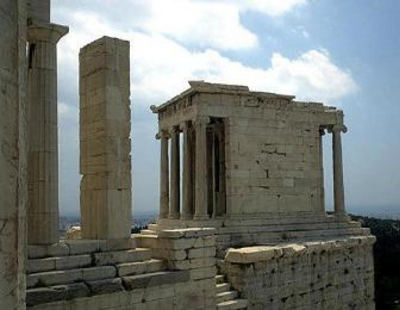 Fellegvár.  Az Akropolisz templomai: Parthenon, Erechtheion, Nike Apteros.  Nike Apteros ősi temploma az athéni Akropoliszon